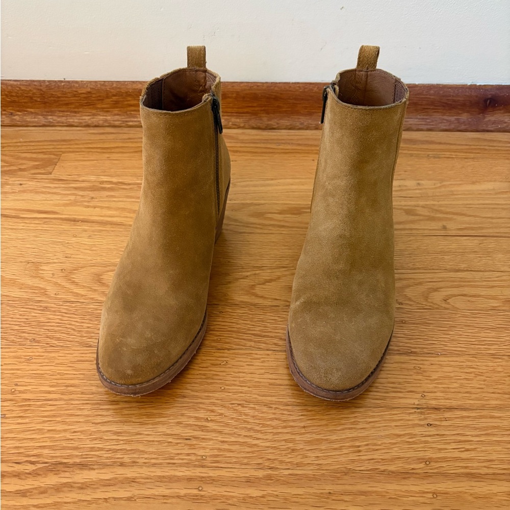 Frye Carson Ankle Boots (Tan Suede)